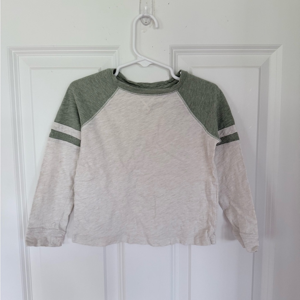Vince Unisex Long Sleeve Tee in Green & Cream w/ Raglan Design - Size 3t